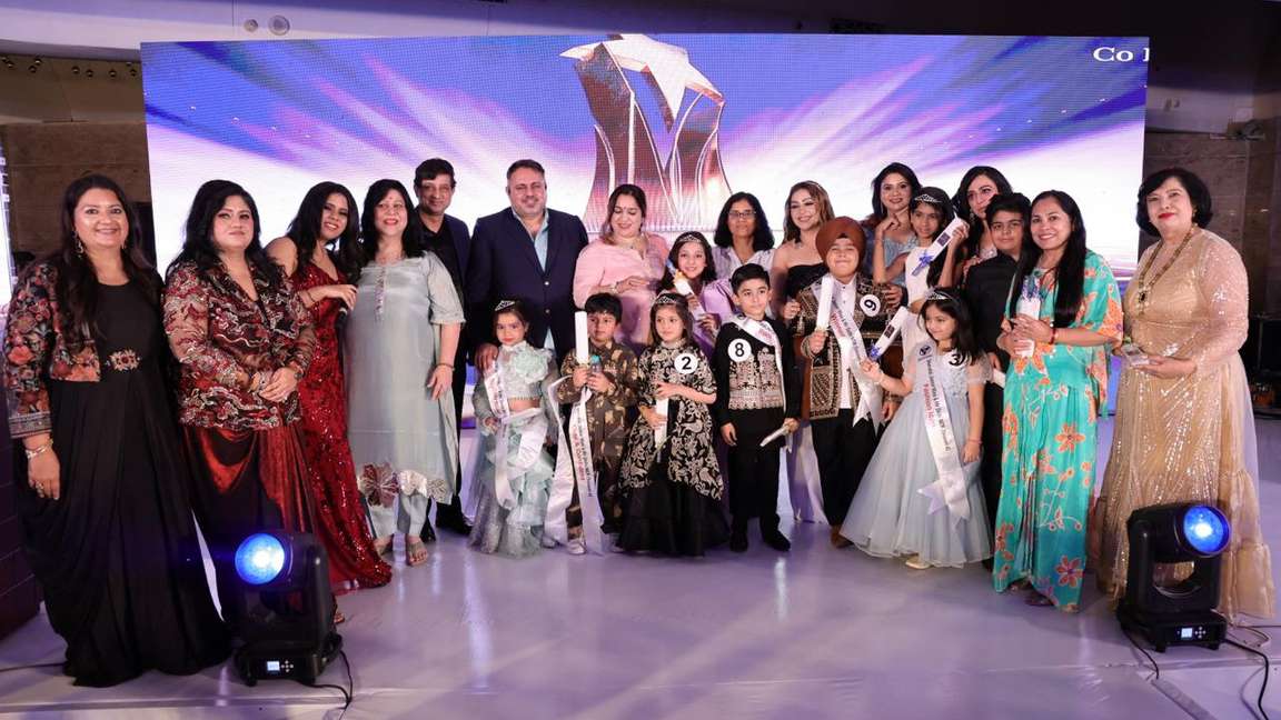 SHERATAL previous season finalists and guests on stage